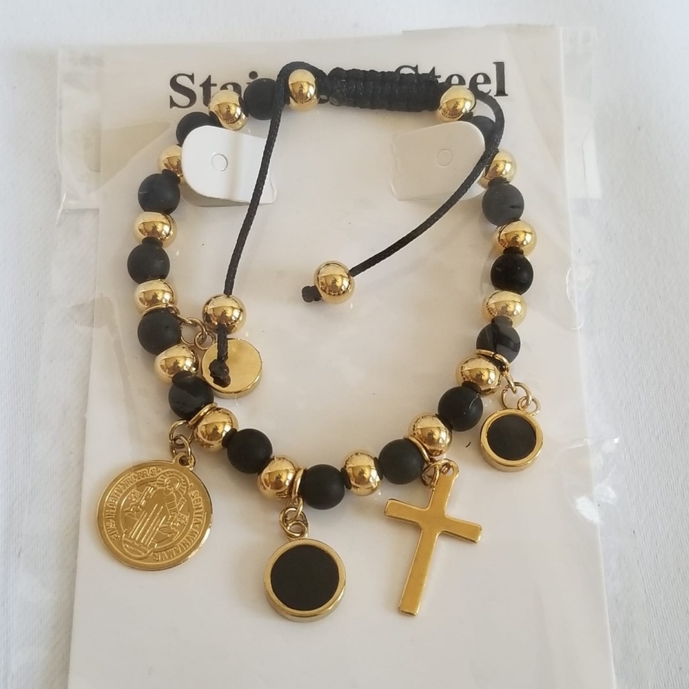 Pulsera color oro con negro.